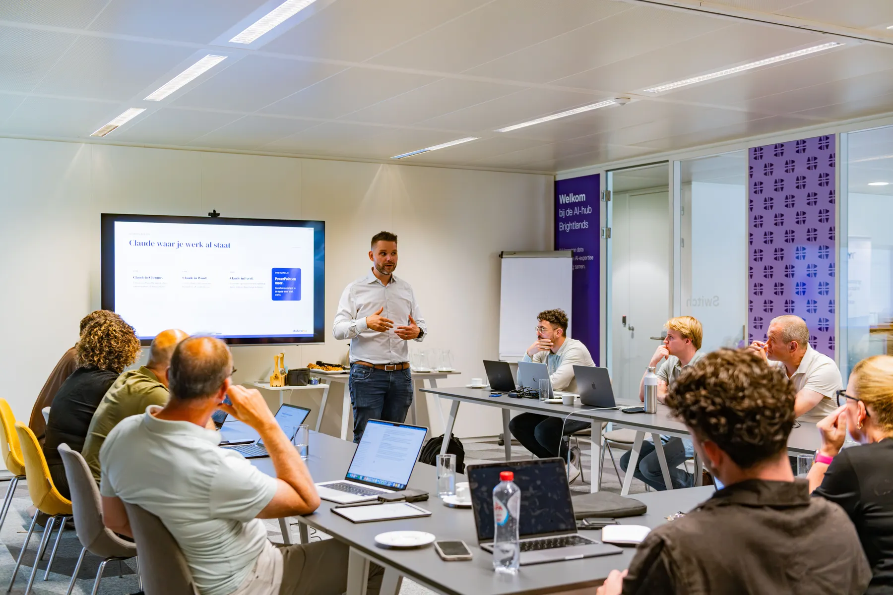 Een trainer van Modern Day geeft training aan een groep deelnemers met laptops op Brightlands in Heerlen