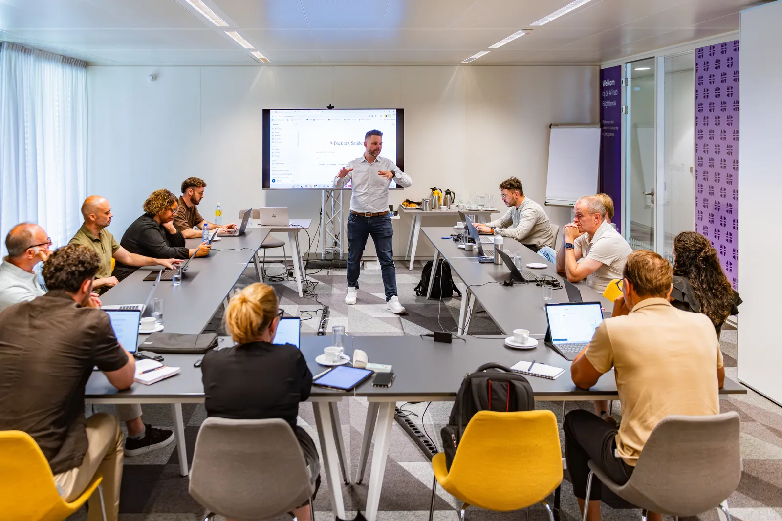 Deelnemers werken op hun eigen laptop tijdens een sessie in de AI-hub op Brightlands